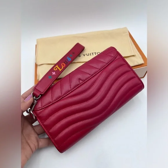 LOUIS VUITTON New Wave Long Wallet/Wristlet
Quilted Leather Rouge - Picture 5 of 16